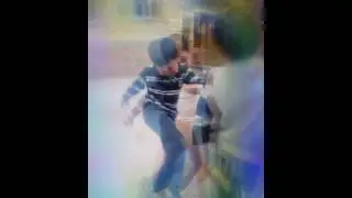 Мальчик бьет мальчика за точто не не дал морожку