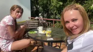 Приехала Катя в гости ,готовит рыбу!Вику пошли встречать с тапками🤣