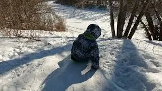 Катаемся с берега реки на ледянках. Что делать в выходные зимой