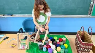 Tapestry weaving class. 초등학교 타피스트리 직조수업