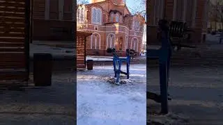 Публичка, зона варкаут, тренировка на свежем воздухе бодрит. 