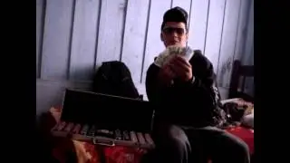 idiota tirando foto com dinheiro