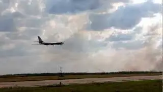 ТУ-95МС проход на предельно малой высоте. Дягилево.