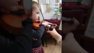 Малышка разбирает новое произведение 🎻
