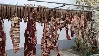 Разделывания каждой части в отдельности для сушения. Снимаем мясо на колбасу.