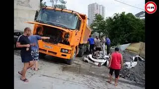 ТАКОЕ не увидишь даже в Голливудских фильмах. Куда спешат эти безумные "водители". ОПАСНО -- ДОРОГИ