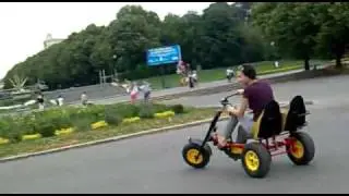 Сын снимает маму на мобильный телефон. Как умеет:)