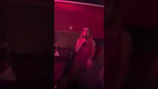 Катя и Настя.Мама с папой и друзьями в караоке.Поют любимую песню в караоке Фактор2-Война