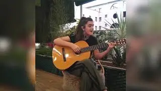 Amaia posa solo con tanga y botas y las redes enloquecen