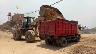 Traktor Bego Isi Muatan Truk Dam