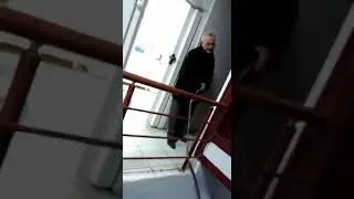 Amcasina hortumu vermeyen çocuk