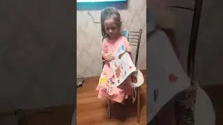 Анюта показывает раскраски