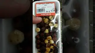 насекомое ползает в упаковке с орехами (видео читателя "Корабелов.Инфо")