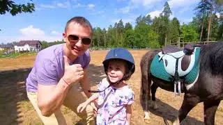 Arinka Like TV  в конном клубе катается на пони, кормит лошадок. Впервые верхом. Видео для детей.