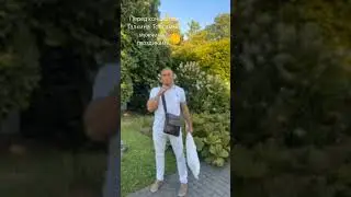Мужчина с гвоздиками.Тот самый ,1ряд 1 место.Перед концертом Галкина в Латвии.