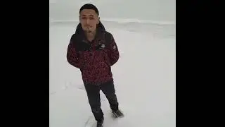клон моргенштерна танцует на снегу под песни своего оригинала