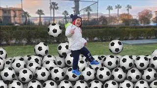 Deniz futbol oynuyor