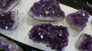 Walking the Gem Show in Tucson Arizona.  #amethyst #crystals #geodes #crystalhealing