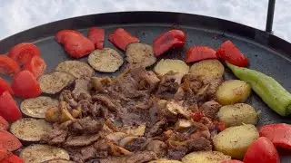 Мясо с овощами на дисковой сковородке