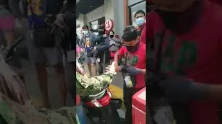 MAANGAS na driver NANAPAK ng delivery boy | VIRAL