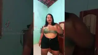 menina debochada.