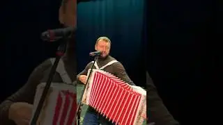 А дома детишки,жена молодая...