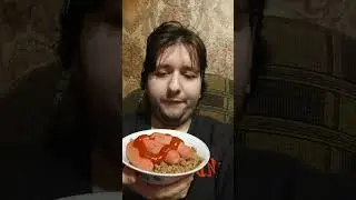 ужинаю гречкой с сосисками