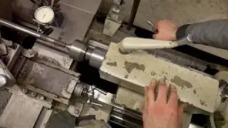 Headstock and tailstock adjustment. Simple and accessible.