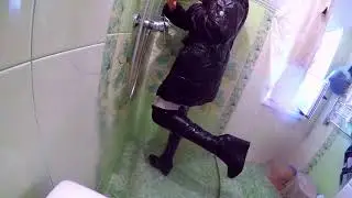 Зайшов душ одязі.шкіряні ботфорти,зимовій курці,джинсах.Shower,wet boots,wetlook