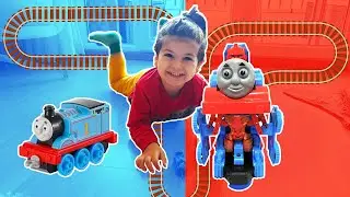 Deniz Oyunda: Deniz Thomas Robotu ile oynuyor