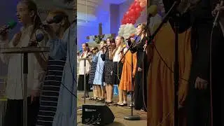Пение на детской площадке