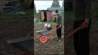 Сергей Устюгов катает детишек на тележке 