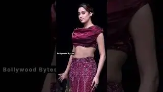 Jahnvi Kapoor ne Ramp Walk karke Aag laga diya Stage pe | Bollywood Bytes