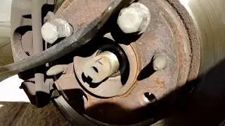Fiat Punto mk2 - Unscrew driveshaft retaining nut - DIYChannel