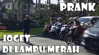 PRANK!! JOGET di LAMPU MERAH!!