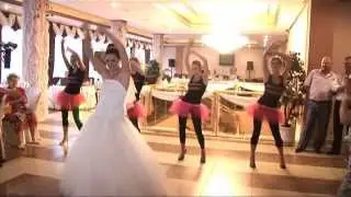 Танцы на свадьбе очень смешно и зажигательно