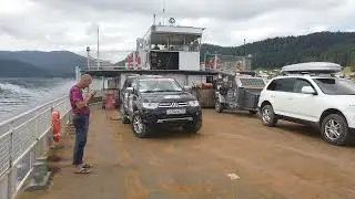 Паром для автомобилей через Телецкое озеро.  Золотое кольцо Алтая от Артыбаша до Кырсая на Чулышмане
