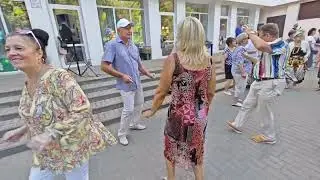 18.08.24г..."Сеньорита Я Влюблен"... звучит на танцполе в Гомельском парке...