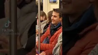 Деревенская девчонка жжет в Московском метро!