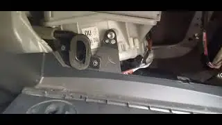 Замена салонного фильтра на Toyota Rav 4.