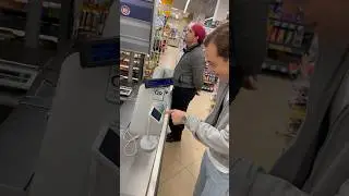 Оплатил глазами в магазине 😱 А вы так умеете ? 