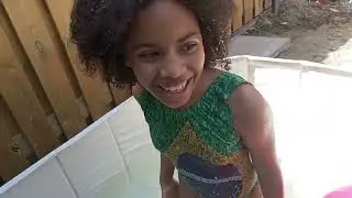 Um dia maravilhoso para nadar na piscina 🏊