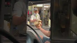 🔥🔥🔥 OLD 86 JEEP IN MCDONALD’S DRIVE THRU 🍔🍟🍕#mcdonalds #drivethru #jeep #mahindrajeep #kerala