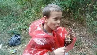 Ну, снова кулинарный поход с сыном! Всё очень круто получилось. Коптильня из ведра.