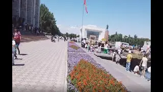 1 Июня, Международный день защиты детей в Бишкеке. Дети с родителями гуляют по площади