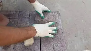 Процесс укладки тротуарной брусчатки