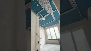 Электрика по потолку или по полу? Как правильно делать?