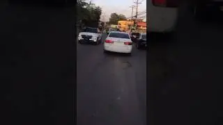 Un carro con un alarma de ambulancia y sin placa en República Dominicana😂🇩🇴