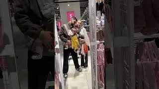 Сафи схватила одежду 😄❤️ сразу видно Девочка растет