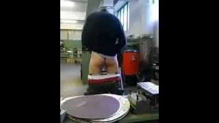 got to keep your dick sharp ( il se brosse la bite )